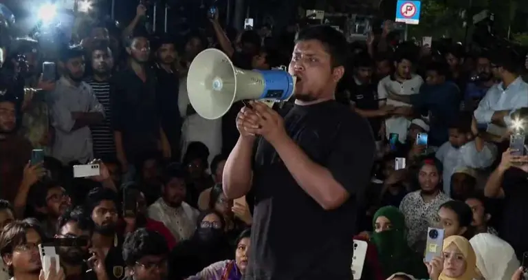 যমুনার সামনে হাসনাত আবদুল্লাহর অবস্থান